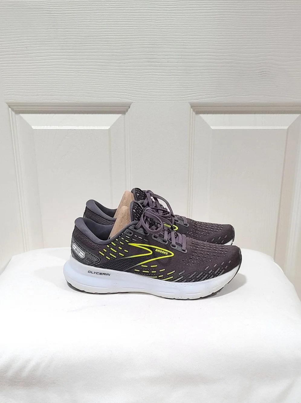 Brooks Glycerin 20 Women's Black Running Shoes with Neon Yellow Accent Size 7